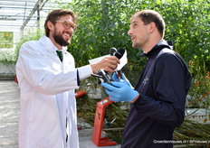 Guido de Croon interviewt Matej na zijn demonstratie in de kas.